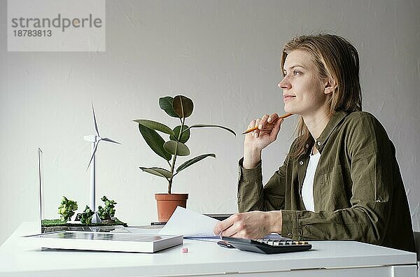 Weibliche Arbeitsumgebung Projekte. Foto mit hoher Auflösung