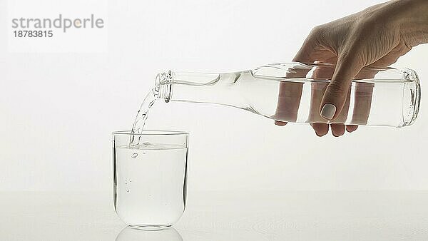 Person gießt Wasser Glas. Auflösung und hohe Qualität schönes Foto