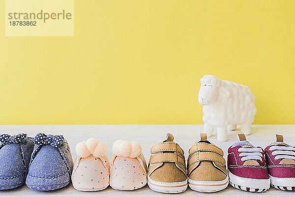 Babykonzept mit vier verschiedenen Paar Schuhen