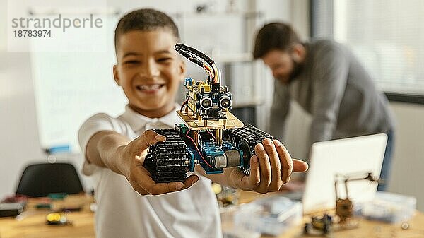 Vater Sohn macht Roboter