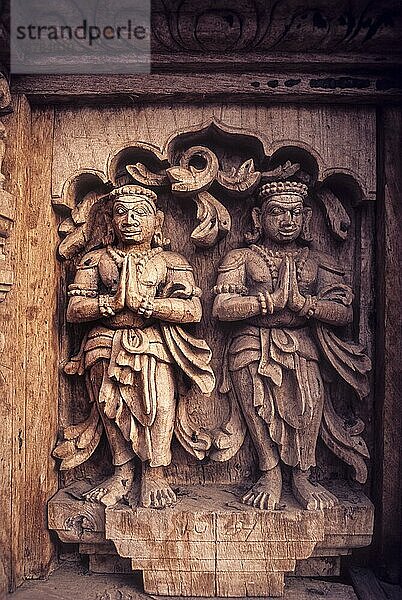 Holzschnitzereien aus dem 17. Jahrhundert  die Verehrer im Meenakshi-Sundareswarar-Tempel Chariot in Madurai  Tamil Nadu  Südindien  Indien  Asien darstellen  Asien