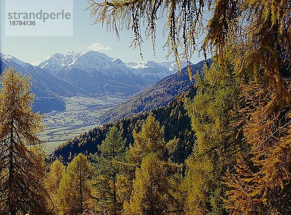 Herbst im Val Müstair (Münstertal)  östlich des Ofenpasses  im Tal das Dorf Müstair. CH- SchweizGraubünden  Autumn in the Val Müstair (Münster valley)  to the east of the kiln passport  in the valley the village Müstair. CH Switzerland/Graub