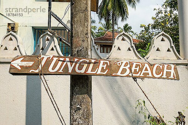 Wegweiser zum Jungle Beach außerhalb von Unawatuna. Es ist ein schöner Naturstrand mit Palmen und Mangroven in der Nähe des Dorfes