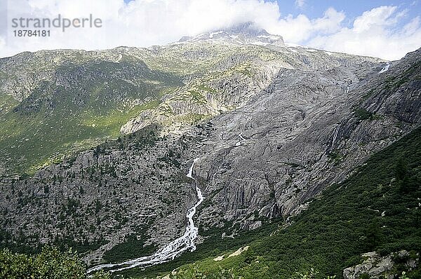 Schweiz  Schneereste  Rhone Ursprung  nostalgische Bahnstrecke am Furkapass Realp  Gletsch  Schweiz  Europa