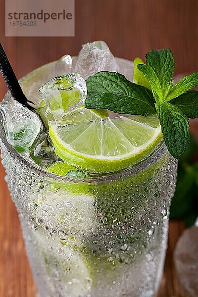 Mojitococktail auf weißem Hintergrund