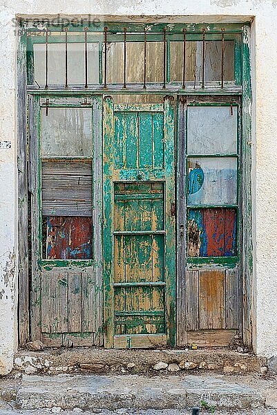 Hölzerne Tür  bunt bemalt im Vintagestil in dem kleinen Dorf Pitsidia im südlichen Zentrum Kretas. Das Dorf hat seinen ursprünglichen Charakter behalten und ist ein beliebtes Ziel im Süden der Insel