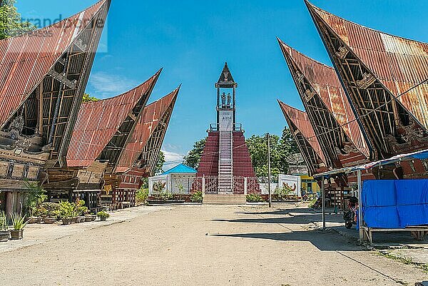 Traditionelles Toba Batak Dorf des Sitio Clans. Die Häuser  die Rumah Bolon oder Jabu genannt werden  zeichnen sich durch ihre charakteristischen Dächer aus  die sich an jedem Ende nach oben wölben  wie der Rumpf eines Schiffes  und durch ihr Schnitzdekor