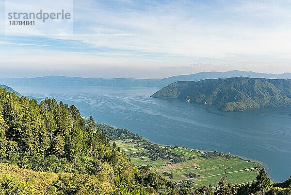 Blick von der Insel Samosir auf den Toba See  den größten Vulkansee der Welt in der Mitte des nördlichen Teils der Insel Sumatra in Indonesien