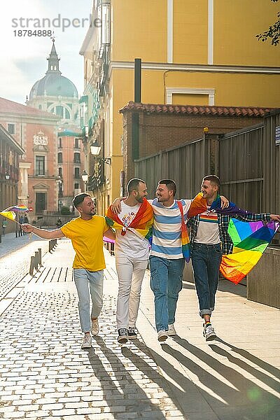 Paare von Männern  die Spaß an der Demonstration mit den Regenbogenfahnen  Homosexuell Stolz Partei in der Stadt  lgbt Konzept