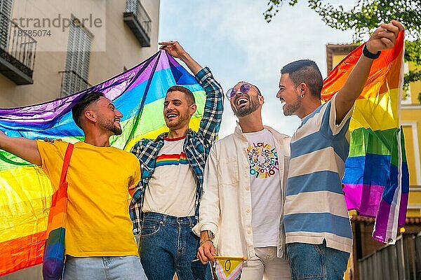 Lebensstil homosexueller Freunde  die sich auf einer Gay Pride Party in der Stadt amüsieren  Vielfalt junger Menschen  Demonstration mit den Regenbogenfahnen  lgbt Konzept