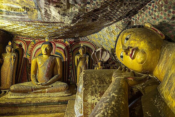 Der goldene Tempel von Dambulla ist Weltkulturerbe und beherbergt insgesamt 153 Buddhastatuen drei Statuen srilankischer Könige und vier Statuen von Göttern und Göttinnen