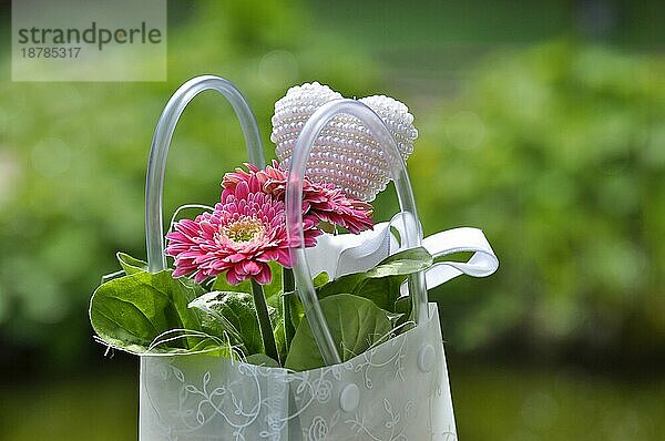 Muttertagsgesteck in kleiner Tasche  rosa Gerbera mit Herz