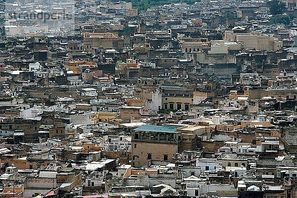 Blick von Norden auf die unter UNESCO-Schutz stehende Altstadt von Fes Marokko