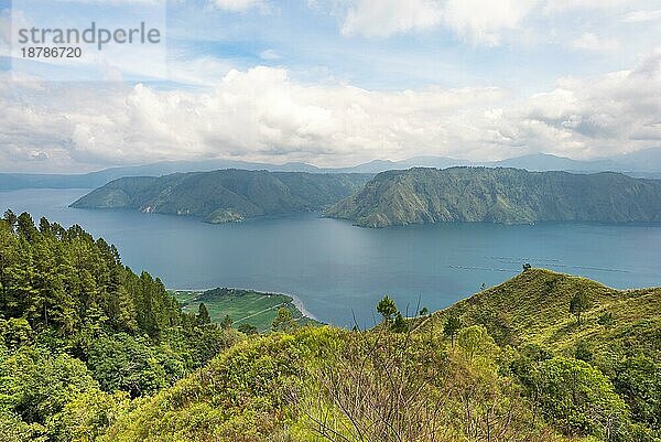 Der Toba See  der größte Vulkansee der Welt  liegt in der Mitte des nördlichen Teils der Insel Sumatra in Indonesien
