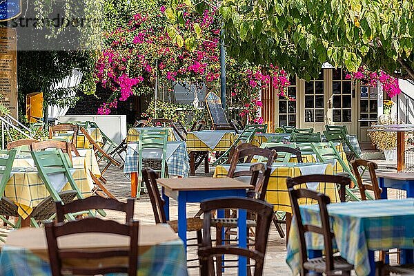 Taverne am Treffpunkt  der Platia im Dorf Pitsidia im Süden von Kreta. Die Gastronomie ist eines der Haupteinkommen der Einheimischen