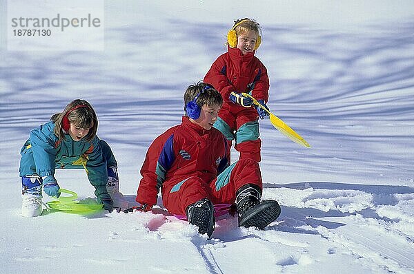 3 Kinder im Schnee  Winterkleidung