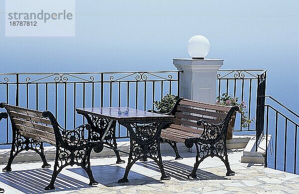 Gemütliche Terrasse mit Bank und Tisch  Korfu  Lakones