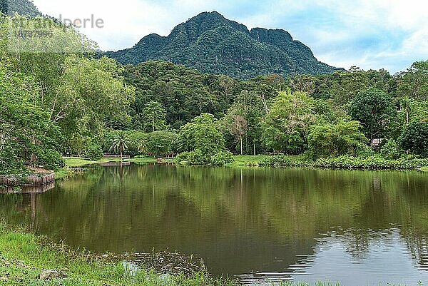 Das Sarawak Cultural Village befindet sich im Norden von Kuching auf der Halbinsel Santubong. Es zeigt die verschiedenen ethnischen Gruppen  die in ihren jeweiligen traditionellen Häusern traditionellen Tätigkeiten nachgehen