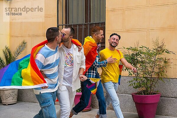 Lgbt Konzept  schwule Männer Freunde haben Spaß an Homosexuell Stolz Partei  Vielfalt der jungen Menschen in der Stadt  Straße zur Demonstration mit den Regenbogenfahnen