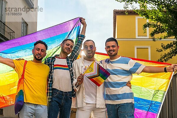 Porträt von homosexuellen Freunden  die sich bei der Gay Pride Party in der Stadt umarmen  Vielfalt der jungen Leute  Demonstration mit den Regenbogenfahnen  lgbt Konzept