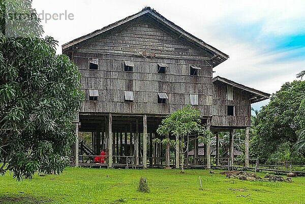 Das Sarawak Cultural Village befindet sich im Norden von Kuching auf der Halbinsel Santubong. Es zeigt die verschiedenen ethnischen Gruppen  die in ihren jeweiligen traditionellen Häusern traditionellen Tätigkeiten nachgehen