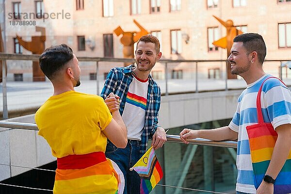 Freunde winken und umarmen bei der Demonstration mit den Regenbogenfahnen  Gay Pride Party in der Stadt  lgbt Konzept