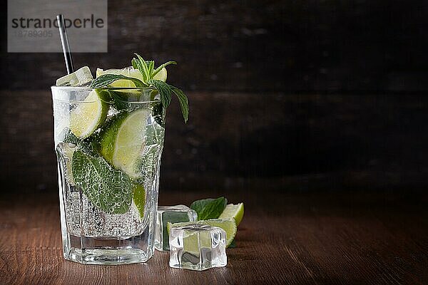 Mojitococktail auf weißem Hintergrund