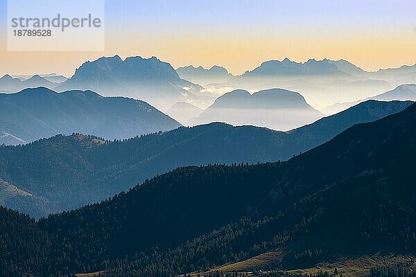 Stimmungsvoller Blick auf eine Bergsilhouette in Tirol  Österreich  Europa