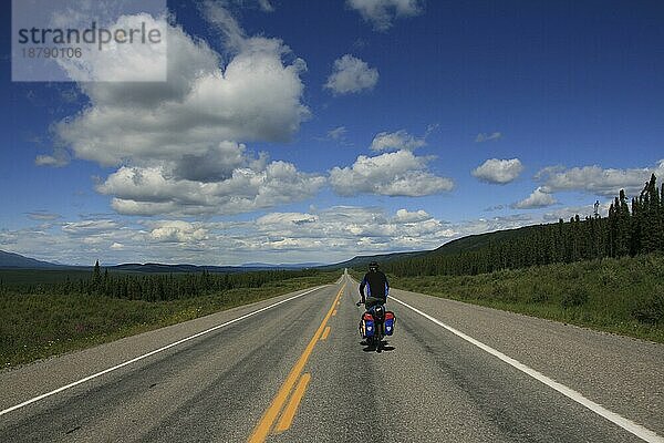 Der Alaska Highway im Norden von British Columbia  Kanada  Nordamerika