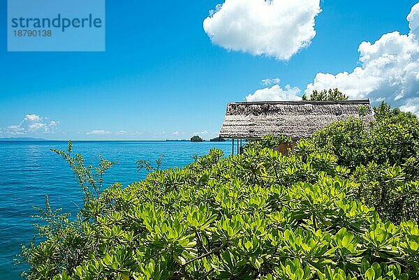 Das kleine Eiland Poyalisa ist Teil der Togian Insel Batudaka im Golf von Tomini im Norden von Sulawesi. Die Inseln sind ein Paradies für Taucher und Schnorchler. Die Korallenriffe bieten eine unglaubliche Artenvielfalt