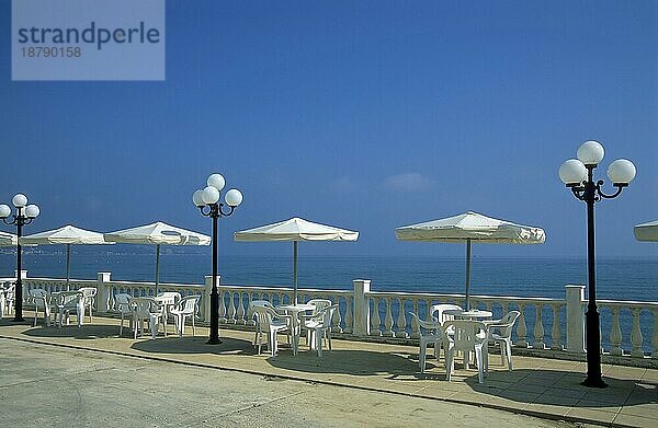 Gemütliche Terrasse mit Stühlen und Tisch  Korfu  Lakones