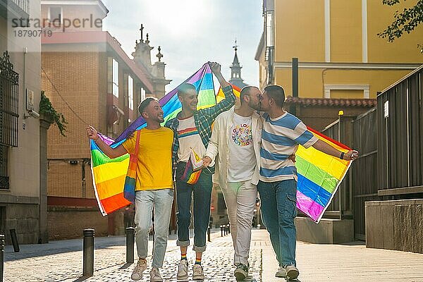 Lebensstil von umarmten homosexuellen Freunden  die auf der Gay Pride Party in der Stadt spazieren gehen  Vielfalt der jungen Leute  Demonstration mit den Regenbogenfahnen  lgbt Konzept