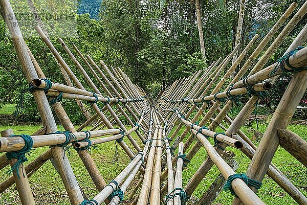 Der Stamm der Bidayuh  der in Sarawak auf Borneo lebt  beherrscht die Kunst des Baus von Bambusbrücken. Hier zu sehen in Santubong im Sarawak Cultural Village im Norden von Kuching