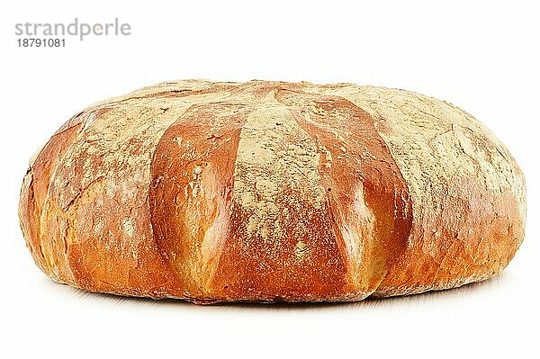 Großer Laib traditionell gebackenes Brot vor weißem Hintergrund
