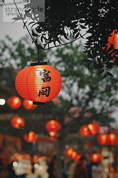 Traditionelle rote Laternen mit der Aufschrift Fu Gang (Ortsname) auf einem Laternenfest in Taiwan