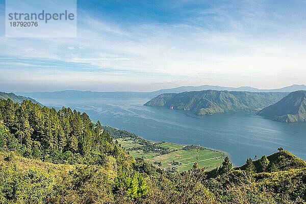 Blick von der Insel Samosir auf den Toba See  den größten Vulkansee der Welt in der Mitte des nördlichen Teils der Insel Sumatra in Indonesien