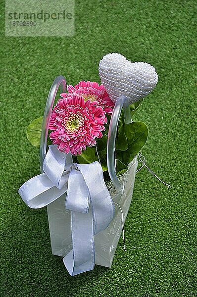 Muttertagsgesteck in kleiner Tasche  rosa Gerbera mit Herz