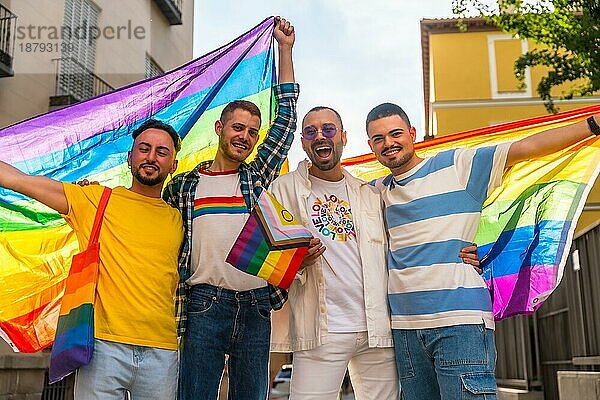 Lebensstil von homosexuellen Freunden  die sich auf einer Gay Pride Party in der Stadt umarmen  Vielfalt von jungen Menschen  Demonstration mit Regenbogenfahnen  lgbt Konzept