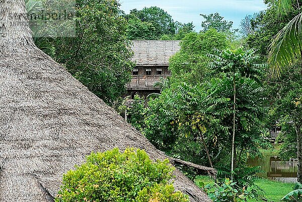 Das Sarawak Cultural Village befindet sich im Norden von Kuching auf der Halbinsel Santubong. Es zeigt die verschiedenen ethnischen Gruppen  die in ihren jeweiligen traditionellen Häusern traditionellen Tätigkeiten nachgehen