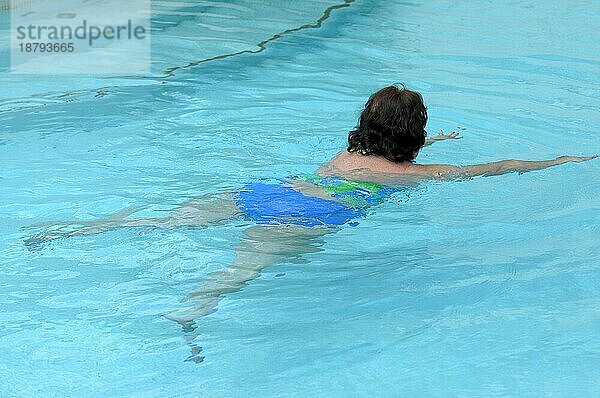 Italia  Emilia Romagna  Adria  ältere Frau im Pool schwimmend