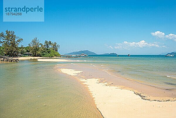 Die Insel Ko Phayam und der traumhafte Strand namens Ao Mä Mai auf der Ostseite der schönen Insel in der Andamanensee