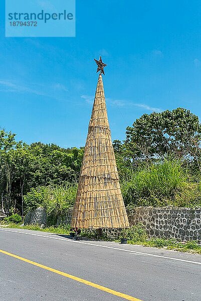 Großer Weihnachtsbaum aus Bambus in der Tradition des Toba Batak Volkes auf der Insel Samosir im Toba See im nördlichen Teil Sumatras