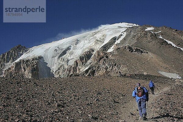 Zwei Bergsteiger an der Ostflanke des Vulkan Damavand  Iran