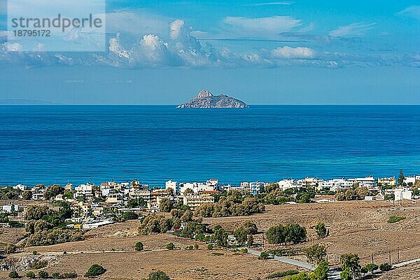 Blick hinunter auf das malerische Dorf Kalamaki im Süden Kretas. Das Dorf  das am Ende der Messara Ebene liegt  ist ein beliebter Urlaubsort am Libyschen Meer