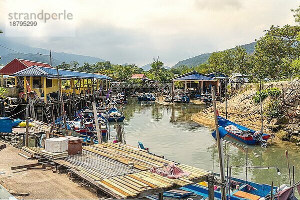 Bunte Fischerboote im Hafen des Fischerdorfs Teluk Bahang im Norden der Insel Penang