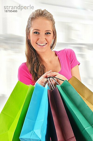 Junge Frau mit Einkaufstüten im Geschäft