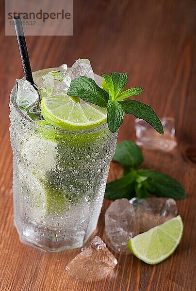 Mojitococktail auf weißem Hintergrund