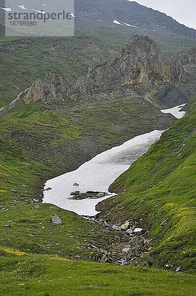 Schweiz  Schneereste  Rhone Ursprung  nostalgische Bahnstrecke am Furkapass Realp  Gletsch  Schweiz  Europa
