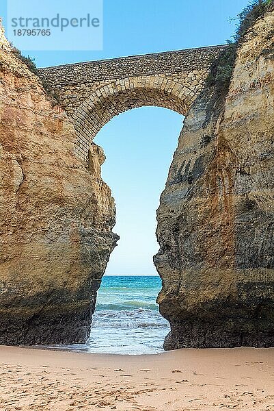 Bizarre Felsformationen und Klippen am Strand von Pinhao an der südlichen Algarve bei Lagos  Portugal  Europa