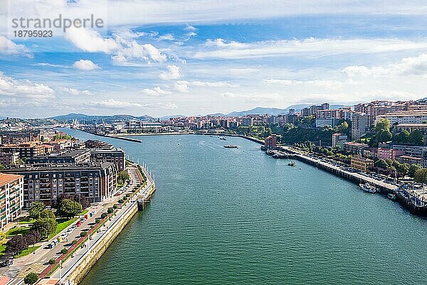 Las Arenas auf der linken Seite  die Ría de Bilbao und Portugalete auf der rechten Seite  von der Brücke aus gesehen in Richtung Süden. Die Vizcaya Brücke ist die älteste Transportbrücke der Welt und wurde 1893 gebaut
